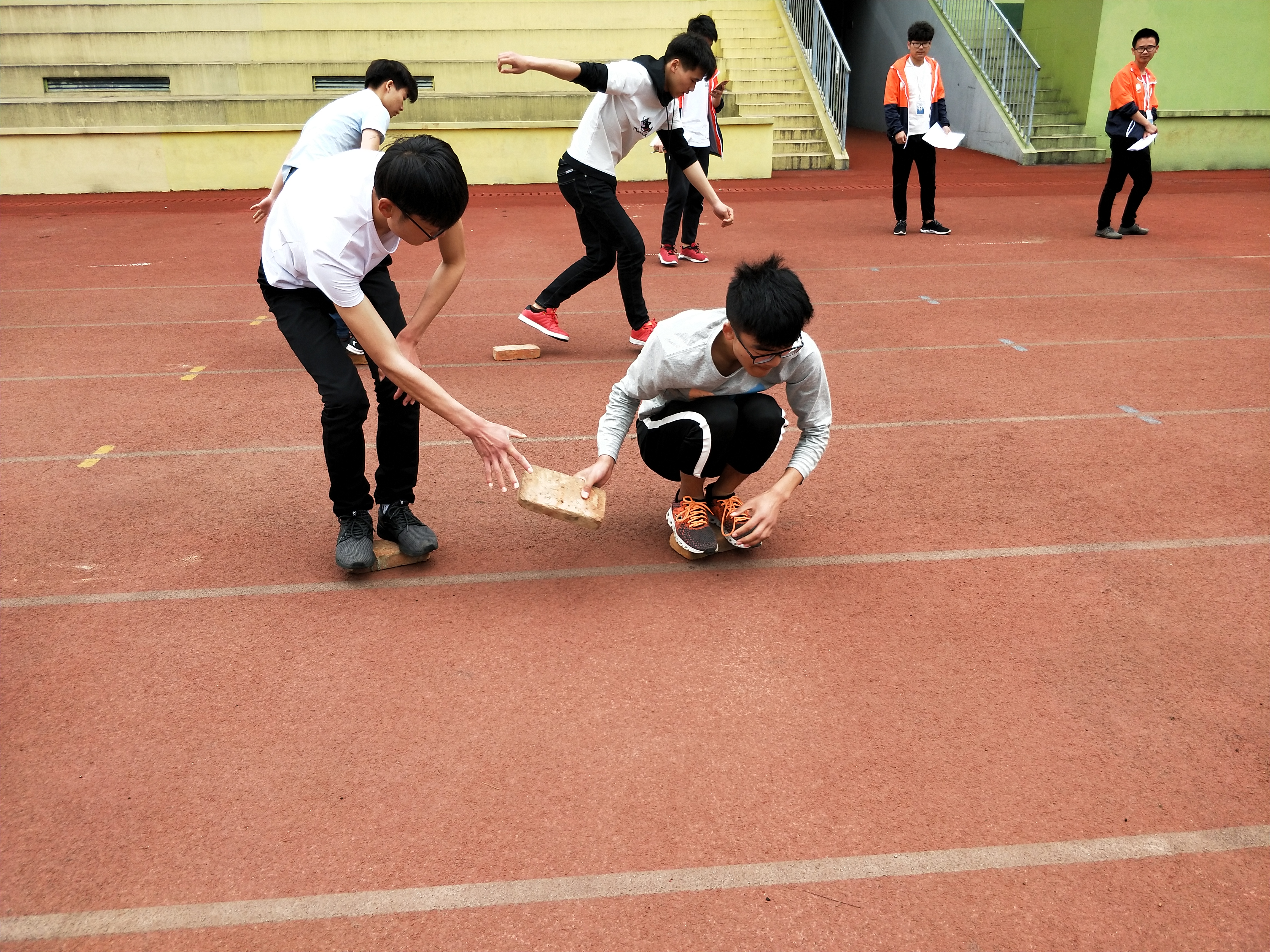 摸石过河.jpg