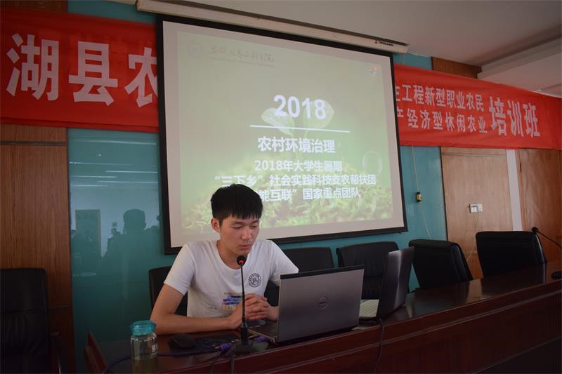 9.图为队员开展美丽乡村建设科普活动.jpg