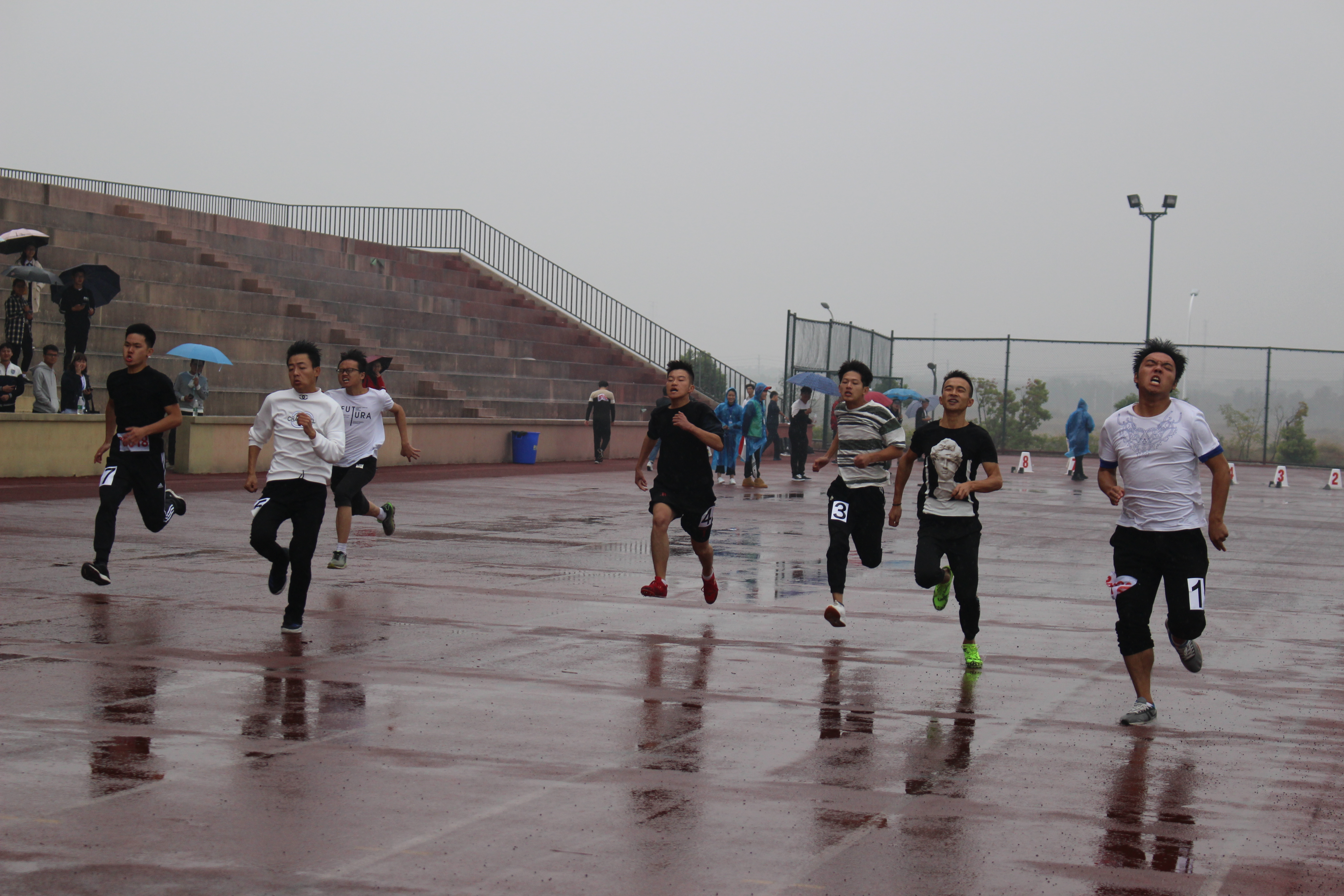 雨中赛跑，谁与争锋！.JPG