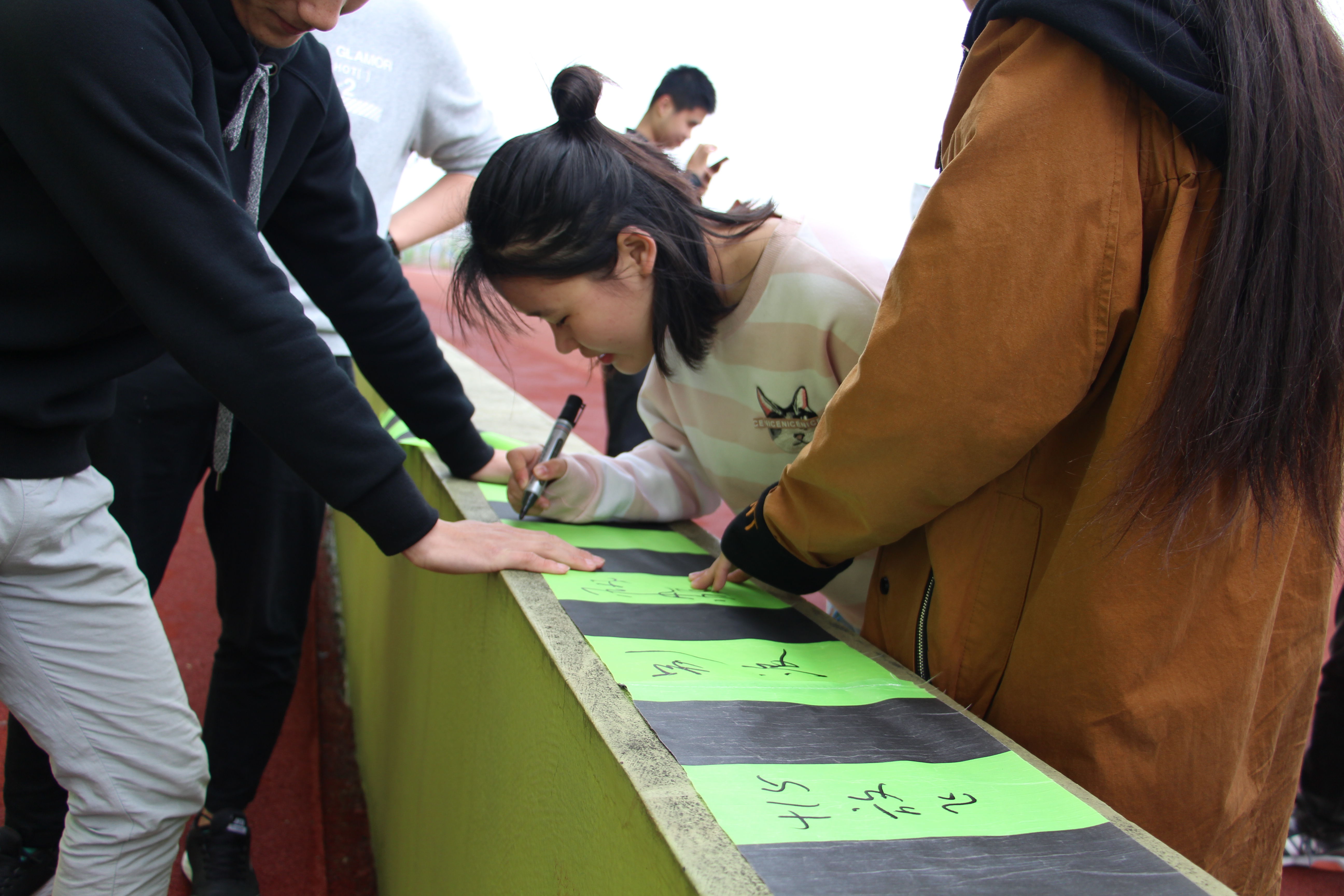 1.同学们在风筝上写下祝福.jpg