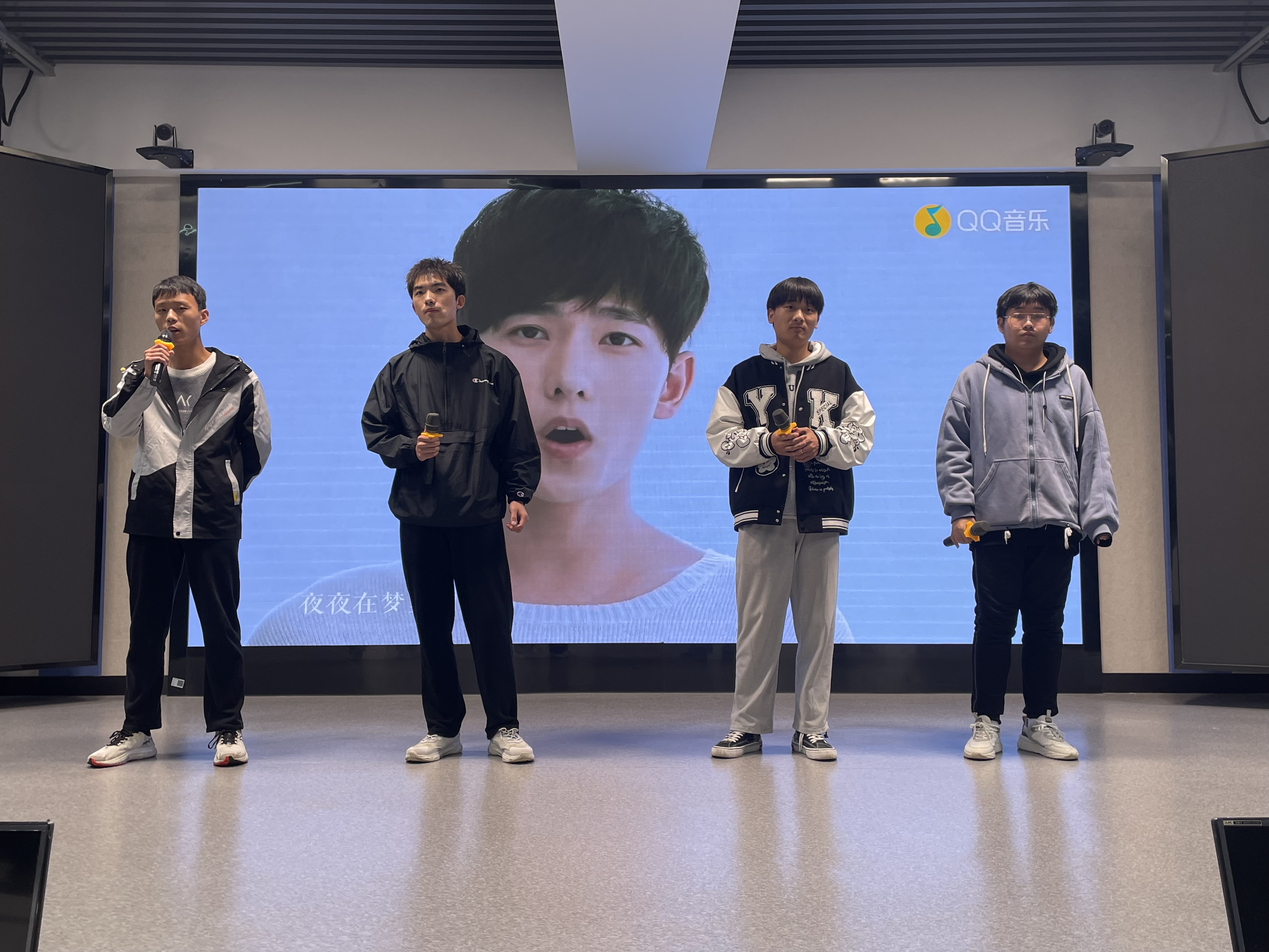 （图为电气与电子工程学院学生表演歌曲串烧）.jpg