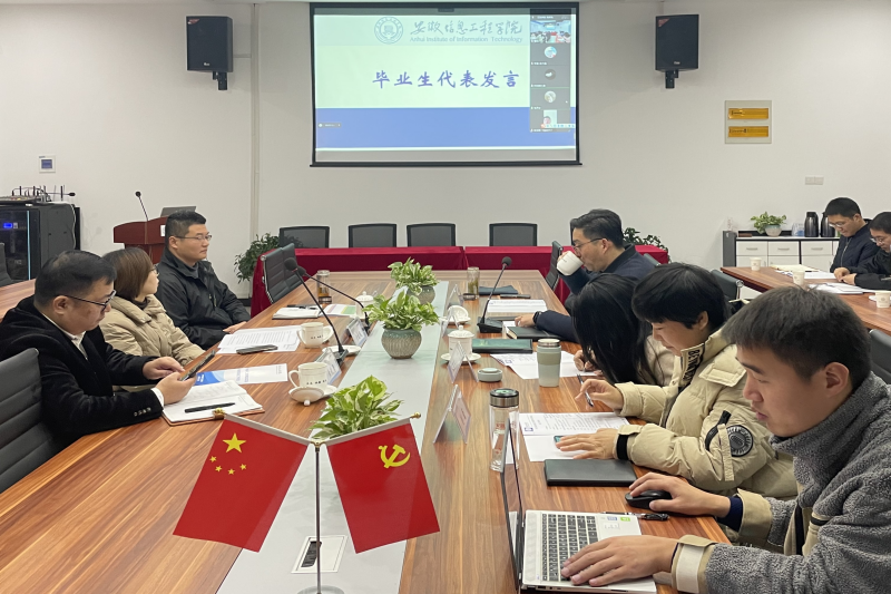 图为毕业生代表进行发言.png
