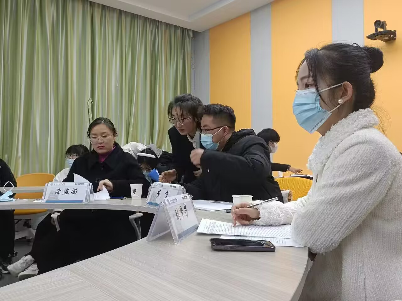 图为正在打分的评委老师.png