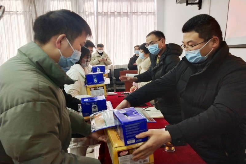 图为院领导给考研学生送慰问品.jpg