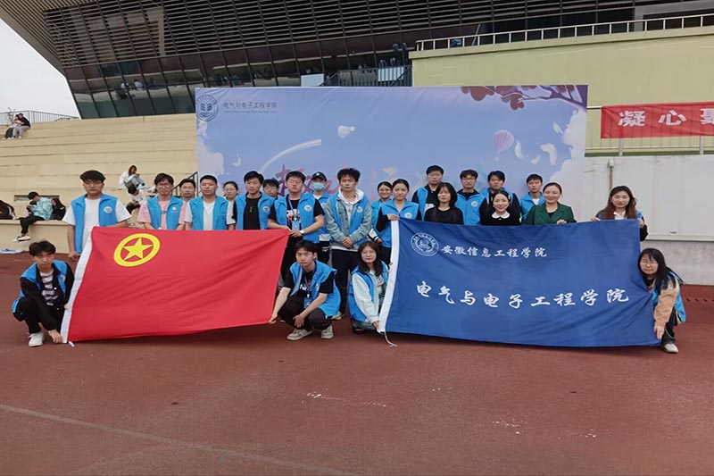 （图为趣味运动会结束后志愿者合影）.jpg