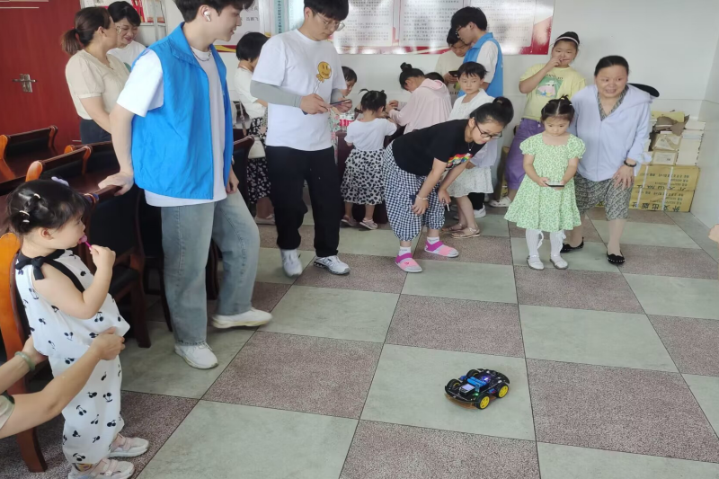 图为学生们学习如何利用遥控器控制智能车运行状态.png
