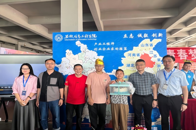 图为院领导与过生日新生及家长合影.jpg