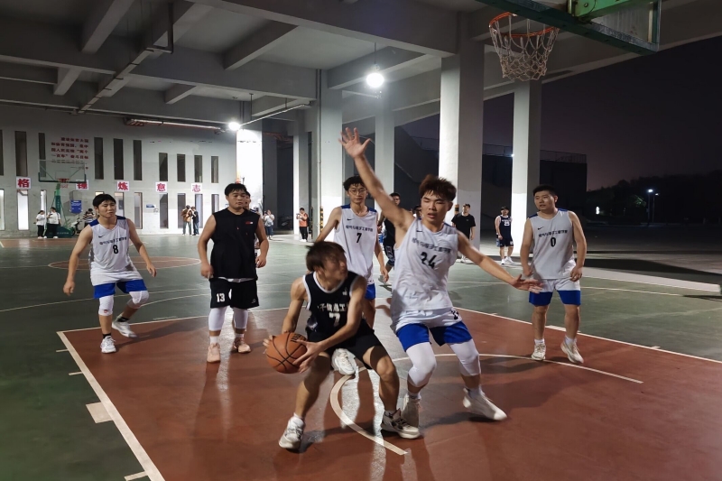 图为运动员抢球.jpg