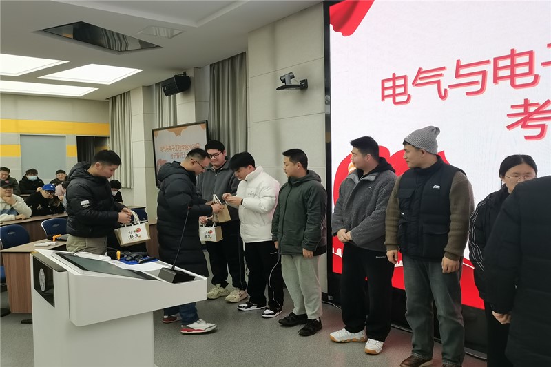 图为王伟、吴猛为考研学生发放慰问品_副本.jpg