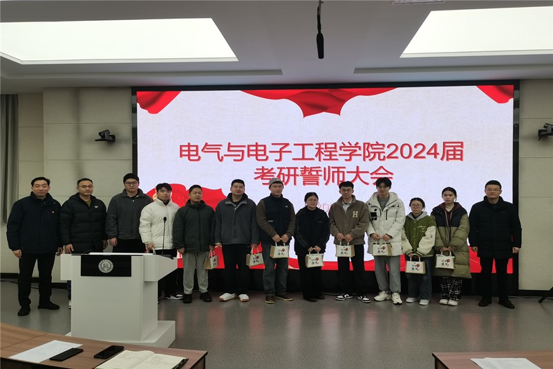 图为考研学子代表与院领导合影_副本.jpg