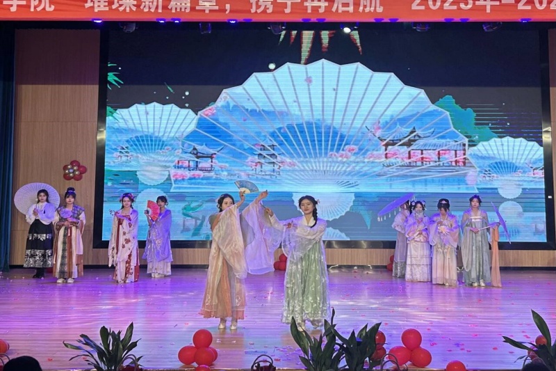 图为走秀表演现场.jpg