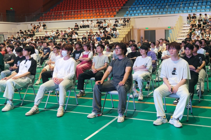 图为同学们聆听领导讲话.jpg
