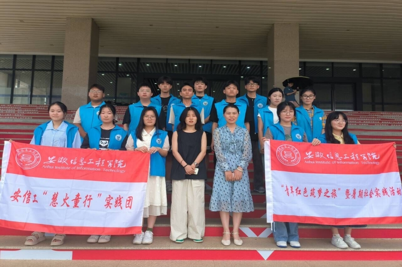 图为实践团与指导老师合影.jpg