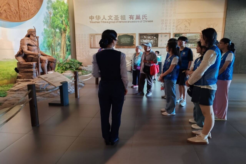 图为实践团在聆听工作人员对历史的解说.jpg
