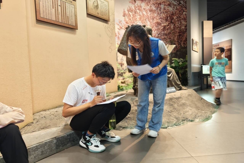 图为实践团成员在对参观者进行问卷调查.jpg