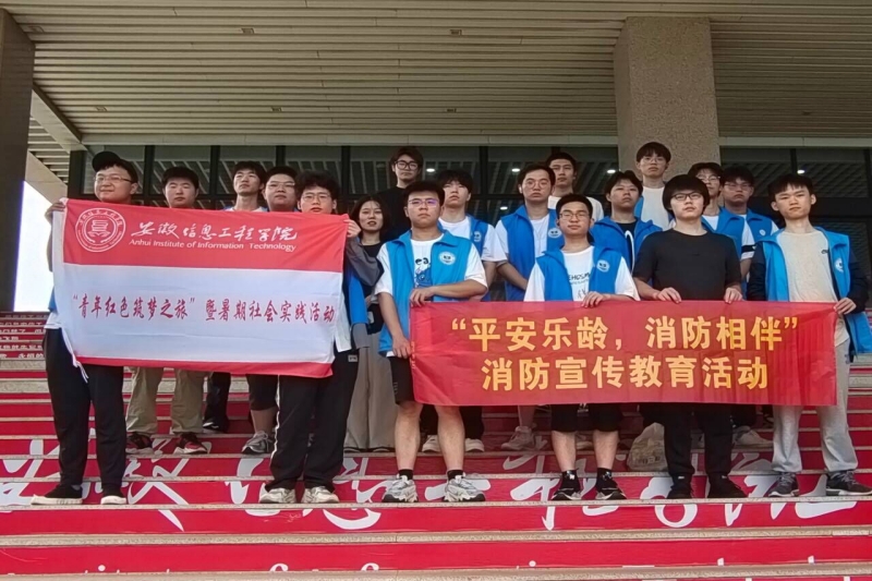 图为实践团与指导老师合影.jpg
