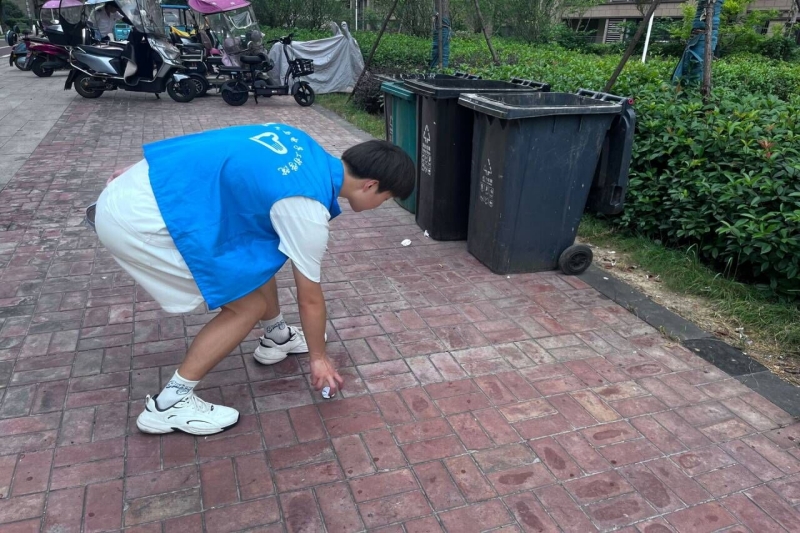 图为实践团成员维护清理社区环境.jpg
