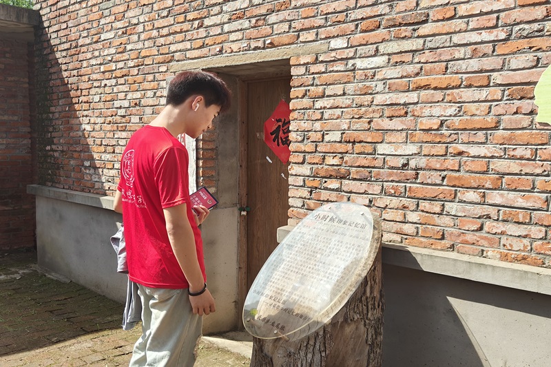 图为实践团成员在芜湖市湾沚区龙尾张自然村参观小时候印象记忆馆.jpg