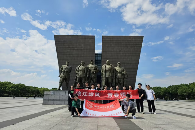 图为实践团在”五前委“雕塑前合影.png