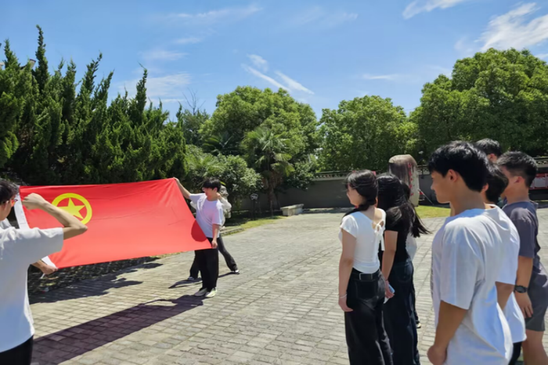 图为实践团全体同学重温入团誓词.png