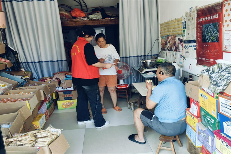 图为实践团在居民家里走访.png