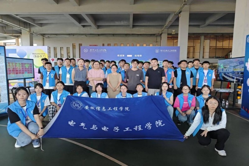 图为老师和全体志愿者合照.jpg