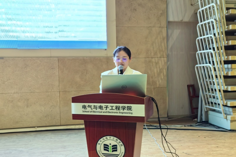 图为卢丽娟主持开场.jpg