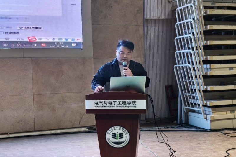 图为华静讲话.jpg