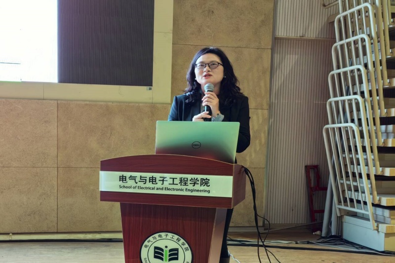 图为梁美玉讲话.jpg