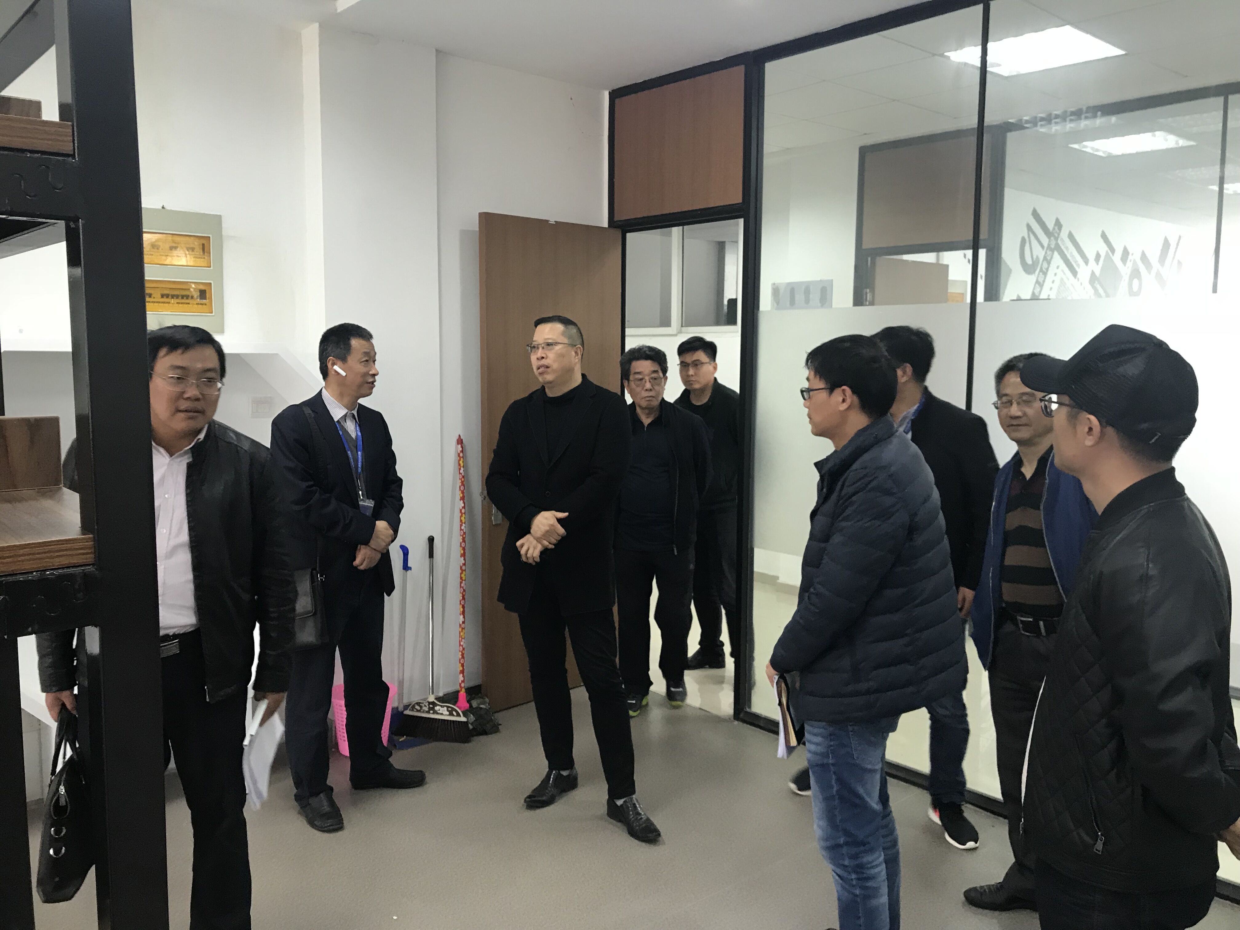 王淮梁陪同院领导参观艺术设计系工作室.jpg