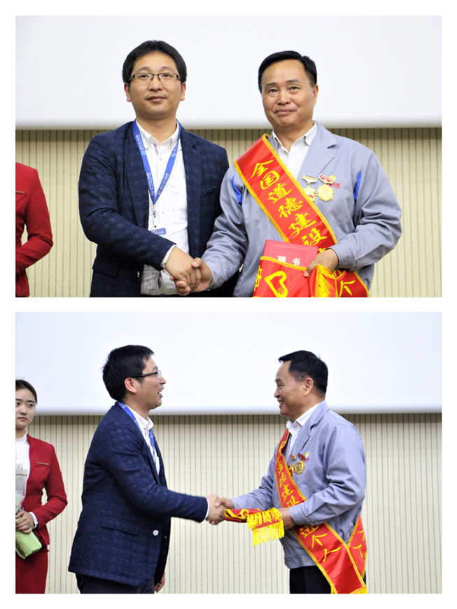 8.吴晓为马本萱颁发并授予“志愿服务顾问”聘书及绶带.jpg