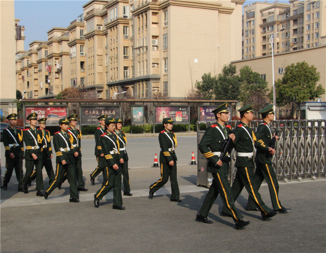 1.国旗护卫队成员正在前往城东小学.jpg