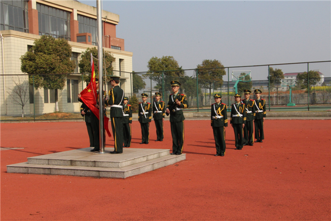 4.国旗护卫队成员升旗现场.jpg