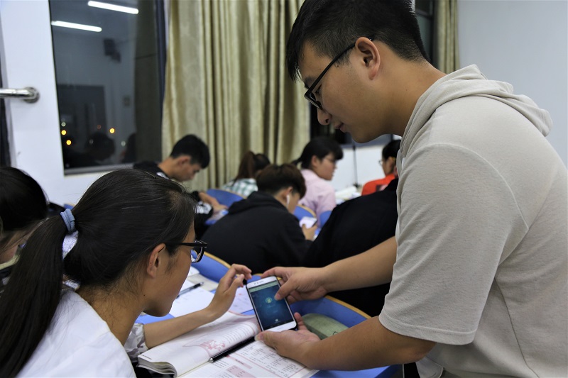 C:\Users\Administrator\Desktop\新闻稿\05.23管理工程学院举办《2018年国务院政府工作报告》专题学习会\2.jpg