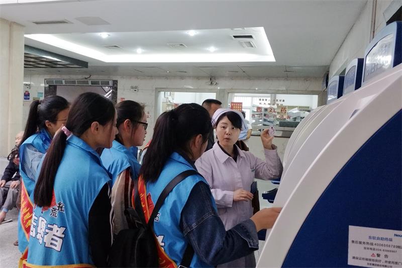 4.我校志愿者接受培训中（学习自助挂号机操作流程）.JPG
