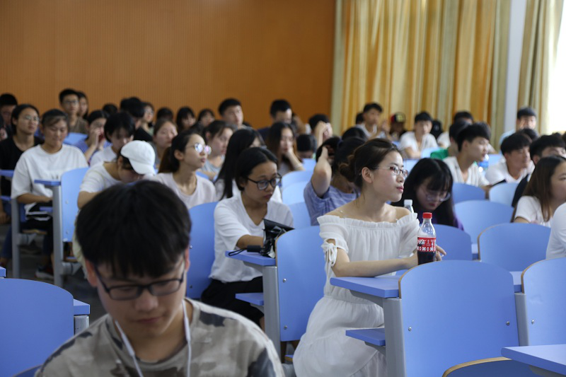 到场同学认真听讲.png