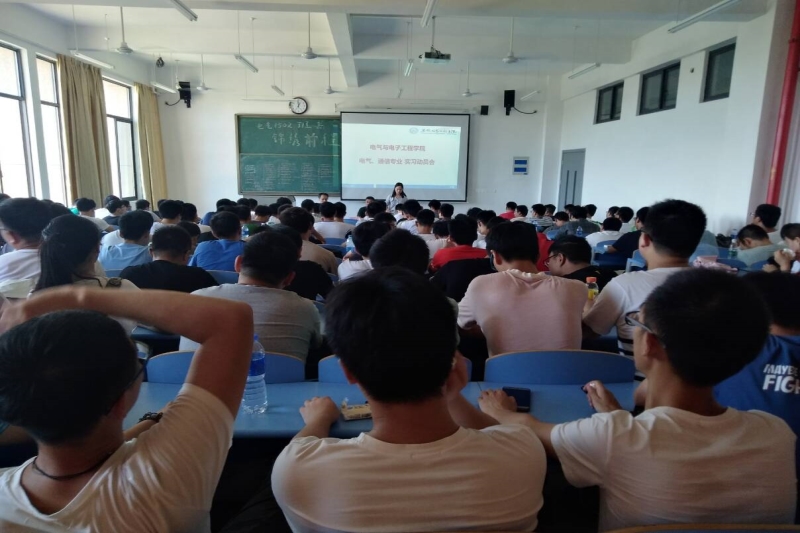 与会同学认真聆听实习注意事项.jpg