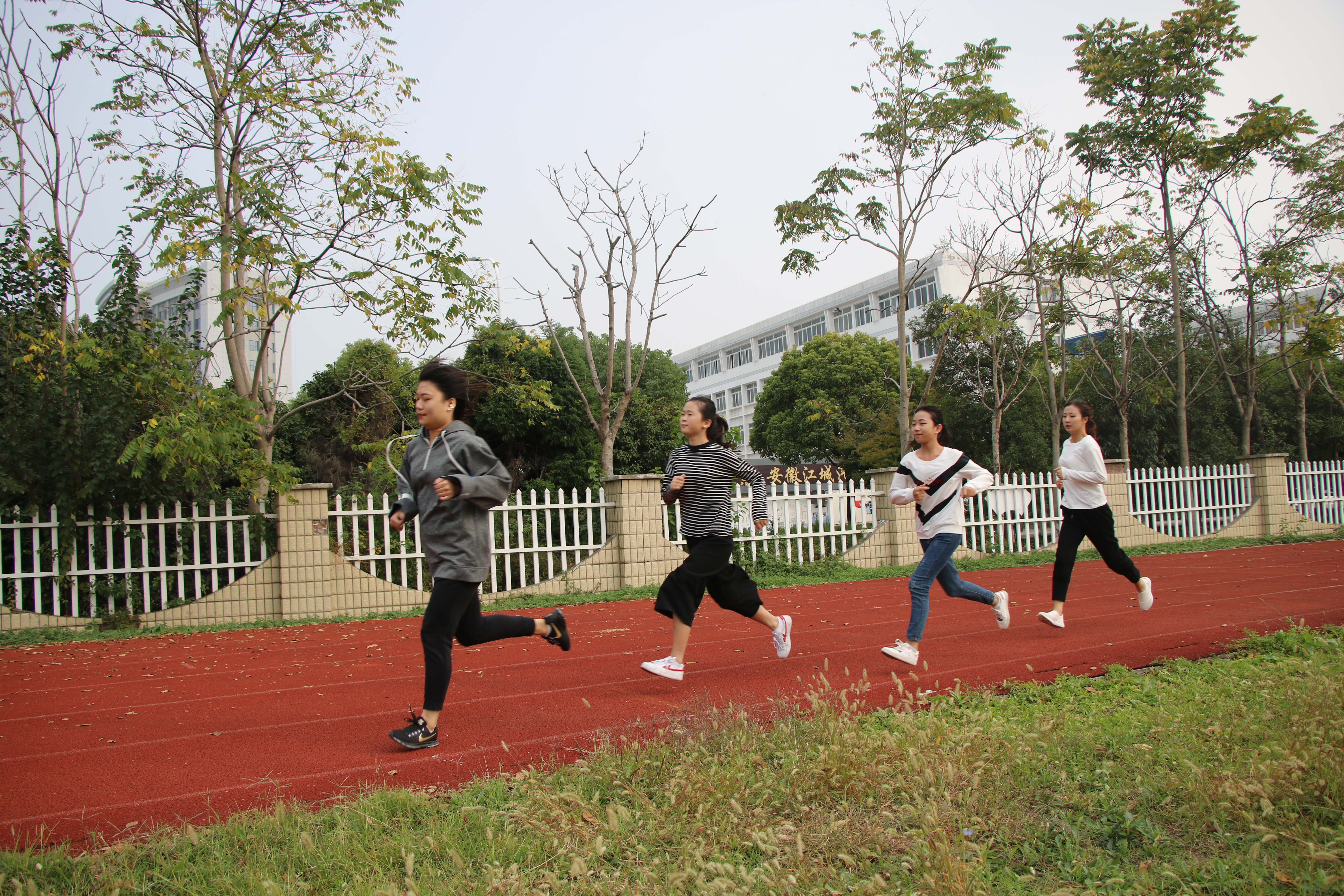 图为艺术设计学院田径项目选拔赛现场2.JPG