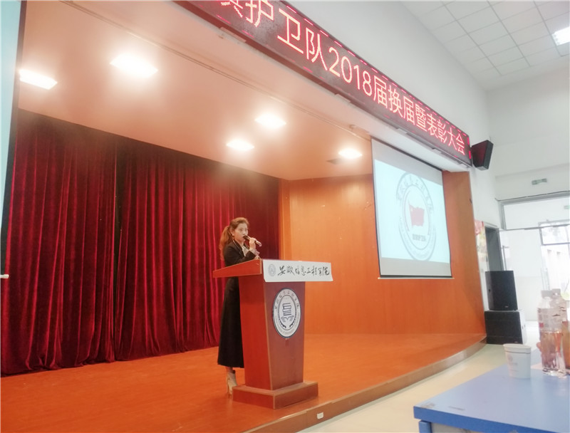 9.图为国旗护卫队指导老师杨蓓蓓发言.jpg