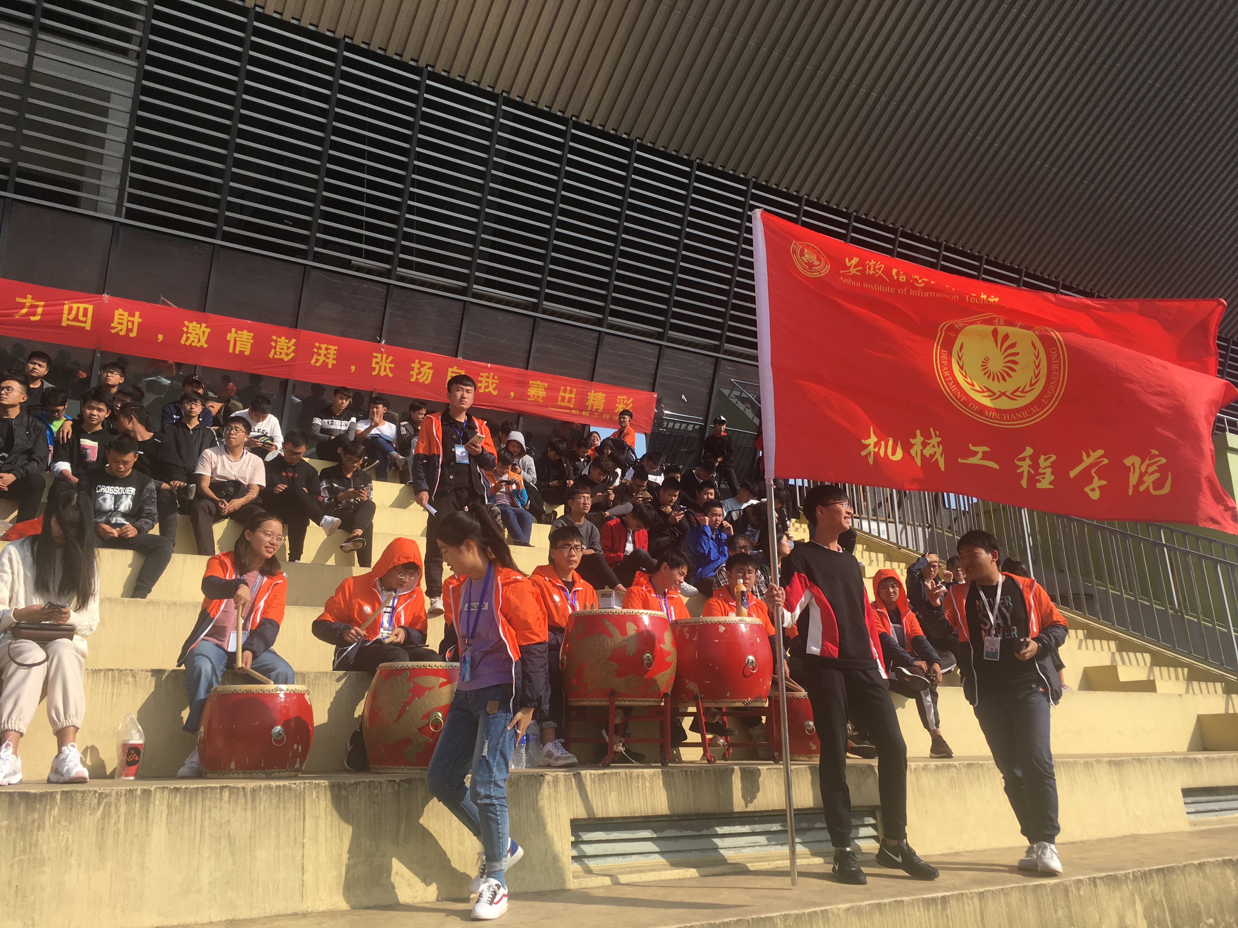 早早来到看台的助威团.JPG