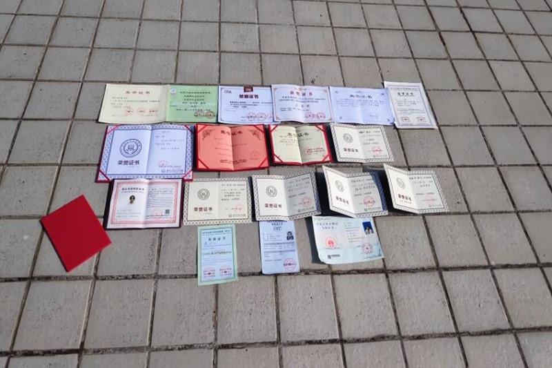 满屏的获奖证书.jpg