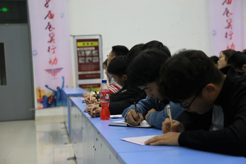 学员认真记录.jpg