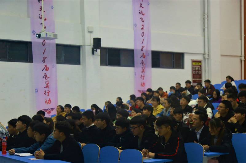 学员认真聆听.jpg