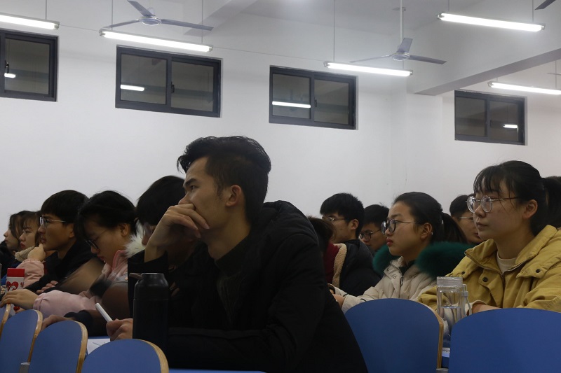 学员认真听讲.jpg