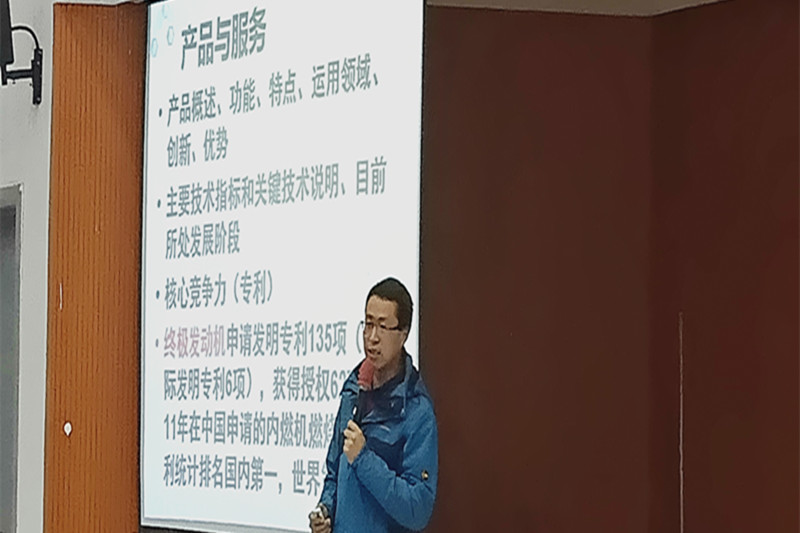 张中英进行详细讲解.jpg