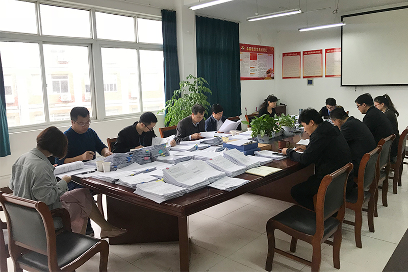 校检查领导组查阅教学材料.jpg