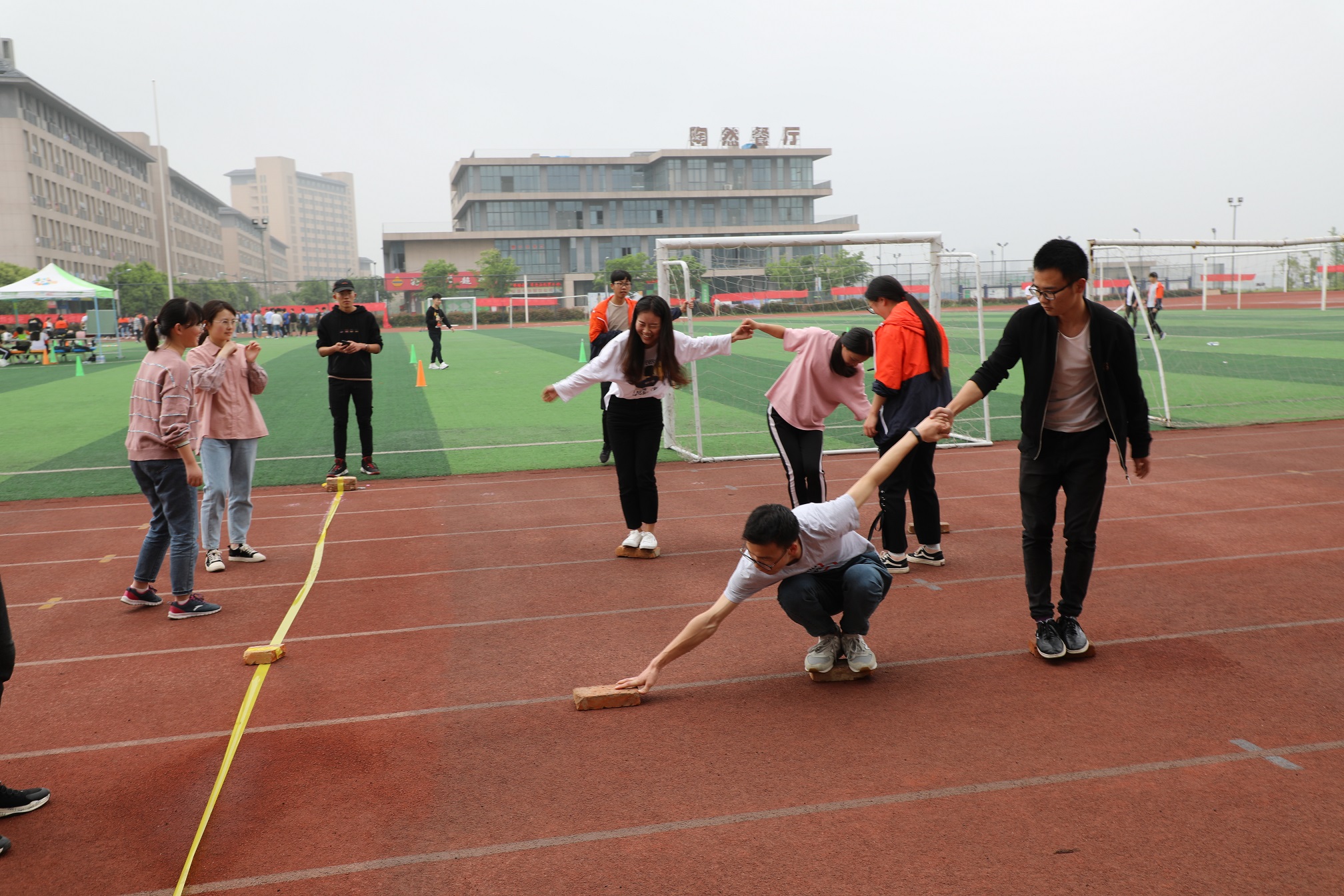 1摸石过河：远一点，再远一点，我在身后拉着你.jpg