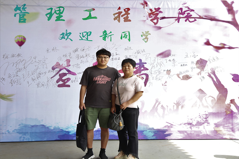 潘瑞霖与母亲合影.JPG