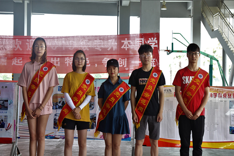 党员示范岗同学现场工作.JPG
