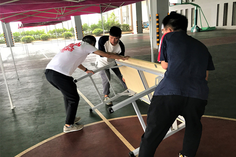 志愿者布置会场.JPG